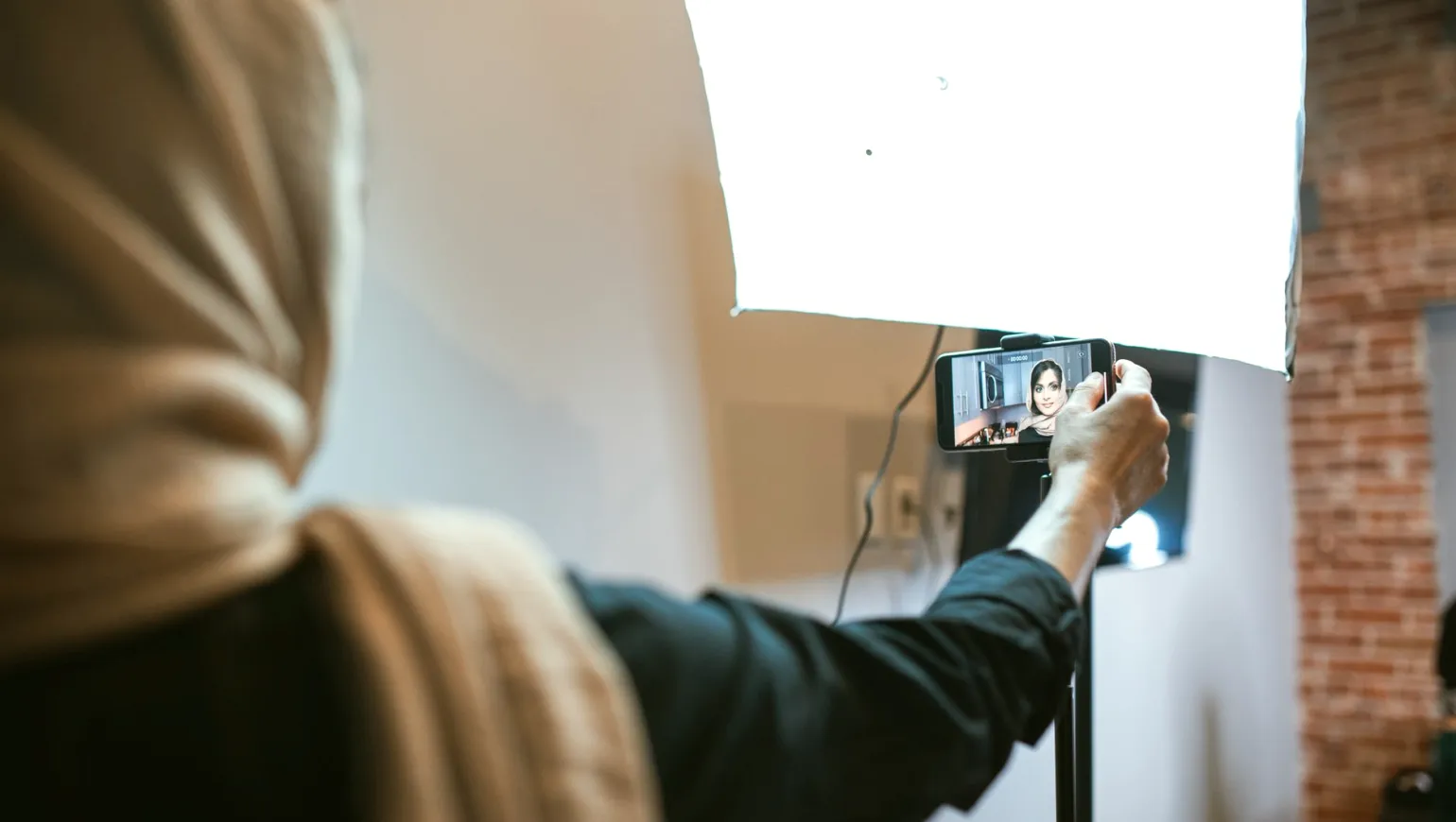 Ett stort lys eller tre små: hva passer best i et lite studio?